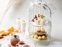 【アフタヌーンティーセット】White Snow Magic ”バニラ＆ホワイトチョコレート”キャラメルソースのパンナコッタ・ティラミスのホワイトタルト・ホワイトチョコのシュークリームなど5種類のデザートがのった季節を届けるアフタヌーンスタンド