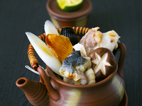 (December onwards) [Kuromatsu - Winter Flavors] 10 dishes in total, including pufferfish earthenware pot steamed dish, Japanese black beef, and freshly cooked salmon and salmon roe in a clay pot.