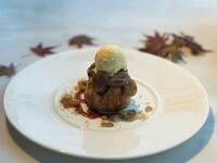 【秋限定デザート】マロンパイ キャラメルソースのバニラアイス添え（コーヒーor紅茶1杯付き）