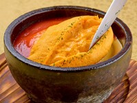 【新宿牛蜜套餐】此套餐讓您從頭到尾盡享牛蜜的美味。我們提供和牛甜蝦肉飯、時令魚子醬餡餅肉飯、精選菲力牛排製成的奶油蛋捲三明治，以及蓬鬆嫩滑的“石烤”牛肉蛋包飯！