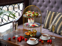 オフィシャルWEB予約限定【苺のアフタヌーンティー】＋乾杯酒＆カフェフリー（土日限定）