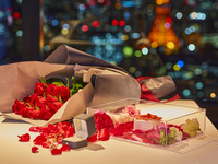 【Dinner Proposal Plan】 with a glass of champagne + A dozen Rose bouquet + Anniversary Box Cake (Guaranteed Tokyo Tower view  Private room ) December Only