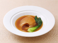 フカヒレの姿煮込みや前沢牛のステーキなど豪華食材をふんだんに盛込んだ充実コース