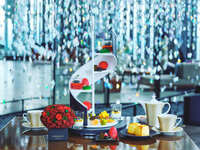 【12/17迄受付/平日/早割20%OFF】コンラッド大阪×ニコライ バーグマン フラワーズ & デザイン「Blooms & Bites」ストロベリーアフタヌーンティー