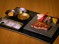 【테이블 석 한정 플랜】 흑모 일본소 샐러드 스테이크와 구이 야채 세트