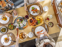 【12/20-12/21】乾杯ドリンク＆蟹やオイスターなどのシーフードプレート付き！クリスマスブランチコース