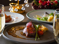【クリスマスディナー2025★エントランスフロア席｜乾杯酒付】Xmasを彩る 肉魚のWメインに特製Xmasデザートなど全6皿（12/20限定）