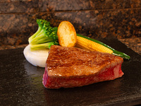 Teppanyaki: "Direct from designated ranches" carefully selected Omi beef dinner course