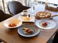 【平日ランチタイム限定】ランチアニバーサリーコース～お誕生日や記念日などのお祝いにぴったり～乾杯はスパークリングワインで♪前菜～ピッツァにメイン、デザートまで全5品。窓際席またはテラス席確約！