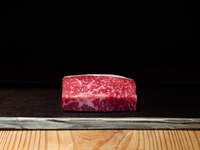 [Compare Star Wagyu Red Beef & Star Wagyu Kuroge Wagyu Sirloin Steak] A premium course where you can compare the taste of rare Star Wagyu Red Beef & Kuroge Wagyu Sirloin thick-cut steaks!