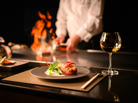 【聖誕晚餐套餐】松阪牛肉，日本三大和牛之一，搭配鮮活龍蝦－更有美麗的聖誕夜景相伴