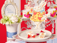 ＜土日祝＞『スペシャルデザート付きアリスのストロベリーアフタヌーンティー』“不思議の国のアリス”の甘いお茶会へ誘う！マリアージュフレール1杯＋その他ドリンクお替り自由　12月26日（金）～