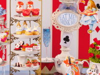 ＜平日＞『スペシャルデザート＆スペシャルドリンク付きアリスのストロベリーアフタヌーンティー』“不思議の国のアリス”の甘いお茶会へ誘う！マリアージュフレール1杯＋その他ドリンクお替り自由　12月26日（金）～