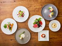 【晚餐】主厨精心挑选的全套菜肴，包括直接从丰洲运来的新鲜鱼类和三浦蔬菜。