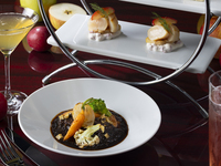 <Dinner Time> [December 1st to 23rd only] The winter-only high tea "AMBROSIAL APPLE" dessert has been changed to a Christmas version!