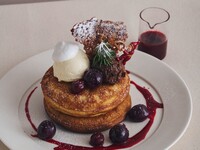 [December only] Weekday special free drink set / Foret Noire pancakes with cherry and chocolate mousse and griotte cherry sauce