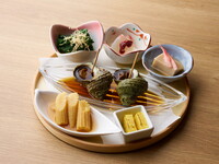 カウンター席、お時間限定！こ盆のお得なちょい呑みセット（ワンドリンク付）