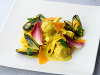 彩菜と帆立、ムール貝のフィットチーネ カリースパイス香るクリーム仕立て