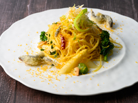 自家製稚鮎アンチョビと初夏野菜のアーリオオーリオ カラスミと山菜のアクセント