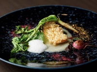 Enjoy the extra-large tagged Kano crab, sea urchin and blackthroat seaperch hand rolls, and button shrimp with this sushi chef's choice course for 55,000 yen (tax included).