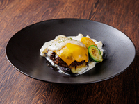 【12/9～12/22】茄子とチーズの重ね焼きハンバーグ　たっぷりホワイトソースのグラタン仕立て