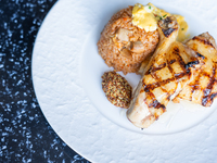 クリスマス特別ランチ　骨付きみつせ鶏のハニーマスタード