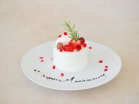 [Anniversary Plan] A luxurious full-course dinner perfect for birthdays and anniversaries, with a champagne toast and a whole cake included