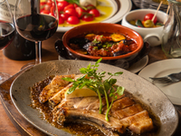 【12月金曜日限定　CourseC】熟成豚ロースグリルの香草マリネや鉄板粗挽きポークソーセージなど全9品2時間飲み放題付き