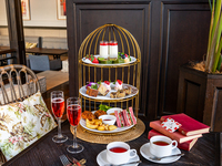 オフィシャルWeb限定最安値【苺のアフタヌーンティー】キュートな3段スタンド＆カフェフリー(平日限定)