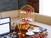 オフィシャルWEB予約限定【苺と抹茶のアフタヌーンティ】キュートな3段スタンド+乾杯酒&カフェフリー(平日限定)