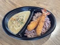 若鶏のグリーンカレー　手仕込み海老フライ