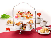 【土日祝・ティータイム】乾杯ドリンク特典★ポム・ダダン アフタヌーンティー ～苺を味わう甘美なひととき～（1/8～2/28）