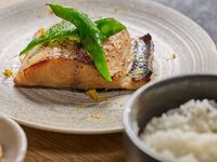 [Luxury Lunch] A full course meal featuring an appetizer made with seasonal Satoyama ingredients and two modern main dishes, based on a monthly theme (weekdays)