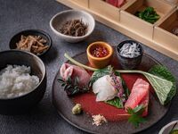 [Official website only, includes a toast] A course menu featuring seasonal Satoyama appetizers created with a monthly theme and a choice of four main dishes (Saturdays, Sundays, and holidays)