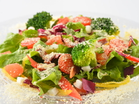 ベーコンと彩り野菜のシーザーサラダ