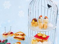 NEW【アフタヌーンティー＋セイボリーのセット】White Snow Magic ”バニラ＆ホワイトチョコレート”キャラメルソースのパンナコッタ・ティラミスのホワイトタルト・ホワイトチョコのシュークリームなど6種類のデザートと3種類のセイボリーがのった季節を届けるアフタヌーンスタンド