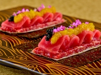 個室確約【梅田うしみつ開店記念コース】「和牛と本鮪のユッケドッグ」「和牛ヒレのブリオッシュカツサンド」「厳選ロース焼きすき　～ブレンドタレ、濃厚卵黄～」を含む厳選された焼き物6種をご提供。