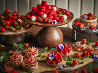 2026年 【休日ランチ】メインが選べる！オードブル＆いちごスイーツビュッフェ