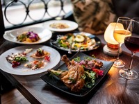 オフィシャルWEB限定【飲み放題充実プラン】サラダや肉料理など全5皿＋2時間飲み放題付き