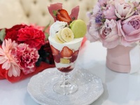 Parfait de banana e frutas vermelhas