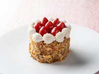 [Website exclusive] Anniversary lunch with millefeuille whole cake