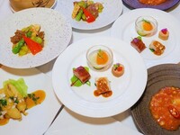 ■ 2名様よりホール席｜税込7,000円 ・2時間飲み放題付き ｜銘々盛り｜サービス料・チャージ料0円