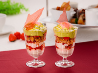 【お日にち限定・特別価格！】ミニデザート付・乾杯特典★ポム・ダダン アフタヌーンティー ～苺を味わう甘美なひととき～