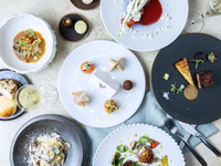 【Xmas2026超早割30%引】前菜や魚料理、メインの薪火グリルなど贅沢な食材を味わうスペシャルコース