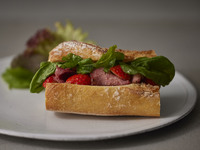 パルフェバンビ付きサンドイッチランチ〜いちご・クリームチーズ・ブレザオラの バゲットサンド〜【 ¥4,800円(税別) 】