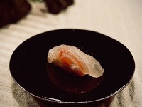 【カウンター】おまかせコース「２１年の醸し」握り8~10貫／料理4品ほど