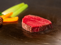 Một thực đơn sang trọng gồm thịt bò Ginrei và Byakurin, gan ngỗng và hải sản, chỉ có trong tháng Giêng, kèm theo một ly sâm panh.