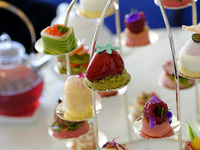 ストロベリーアフタヌーンティーセット（ワイン・カクテルフローフロー＆いちご食べ放題付）