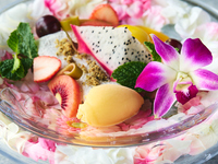 【午餐自助餐】含花拼盤！ 13種開胃菜和沙拉+米飯+1杯飲料，4500日元