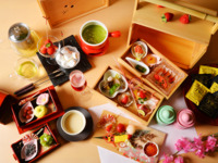 スパークリングワイン付【オンライン予約限定オファー】和のアフタヌーンティ ～ はこだて 色彩茶会（しきさいちゃかい）「苺色（いちごいろ）」